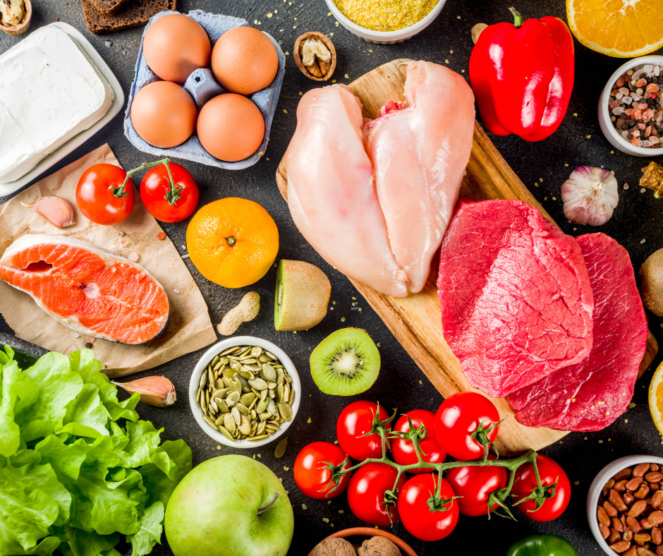 Guía definitiva de dietas populares: ventajas, desventajas y cómo afectan tu bienestar Alimentos frescos y saludables para dietas populares: pollo, carne, salmón, huevos, frutas y verduras