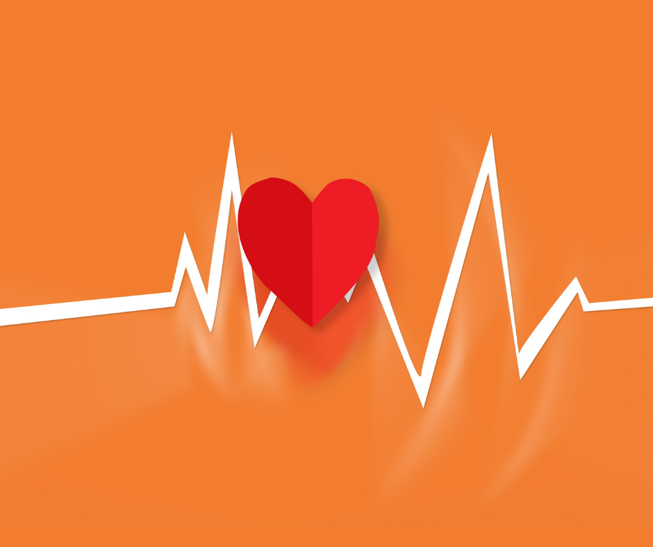 Ilustración de un corazón rojo acompañado de una línea de pulso cardiaco en color blanco sobre un fondo naranja.