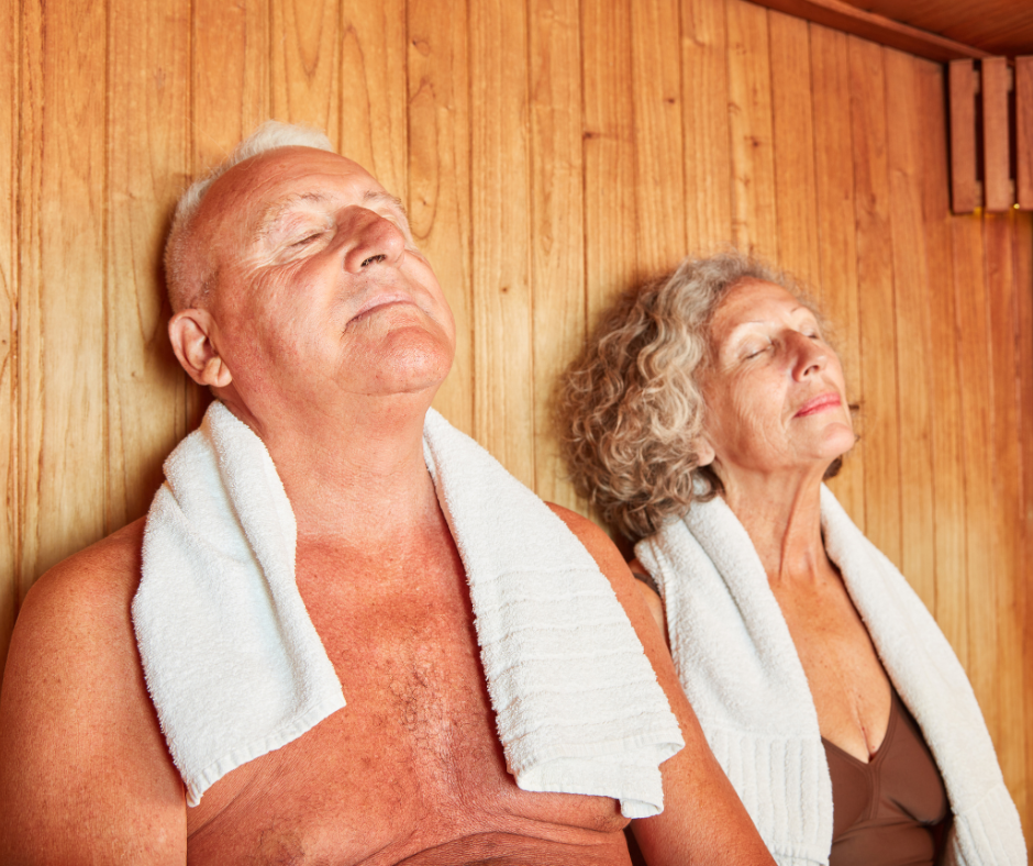 Adultos mayores disfrutando de una sesión de sauna, mostrando cómo el calor beneficia al corazón, la longevidad y el bienestar en la tercera edad.
