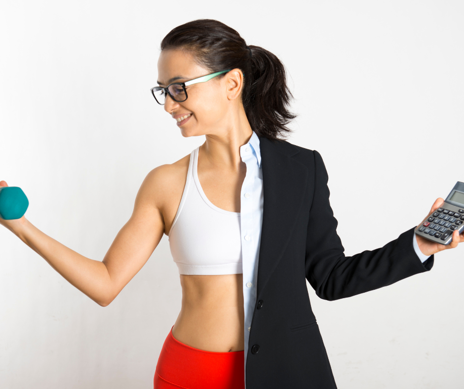 Mujer joven con look dividido entre ropa deportiva y traje de oficina, sosteniendo una mancuerna y una calculadora, simbolizando el equilibrio entre trabajo y bienestar.