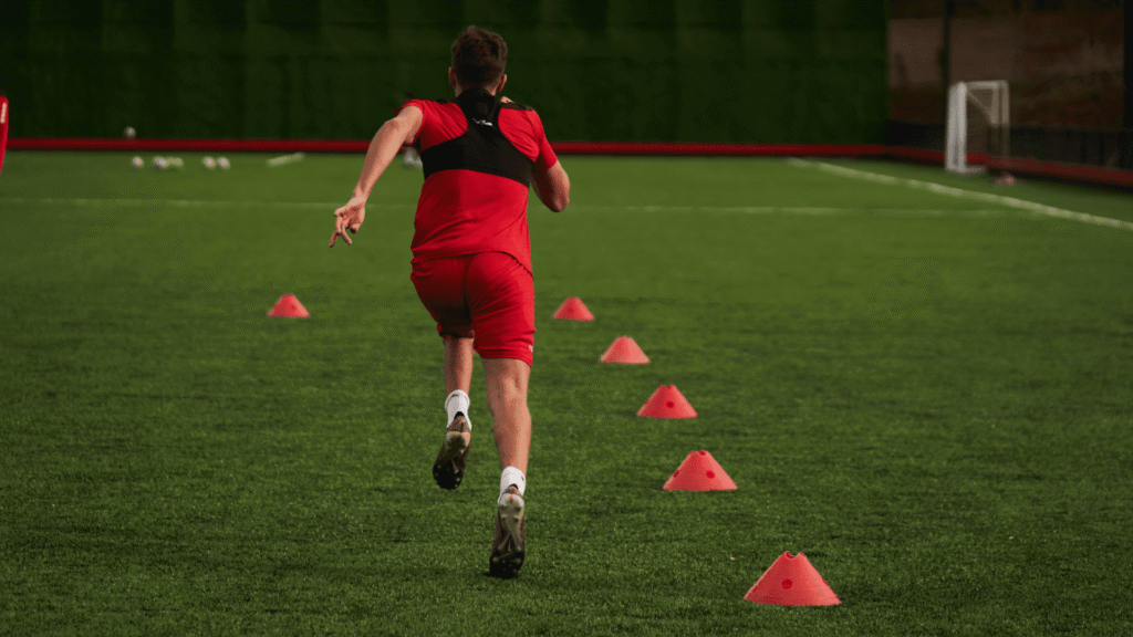 Entrenamiento de sprints en fútbol para mejorar velocidad y resistencia.