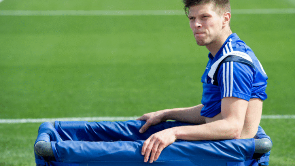 Futbolista realizando trabajo de recuperación muscular durante un entrenamiento, clave para prevenir lesiones y sostener el rendimiento físico a largo plazo.